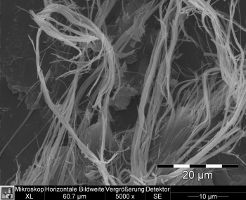 Chrysotile asbestos in brown-black bituminous glues - low HD-resolution: 2576 x 1936 px / file size approx. 4,8 MB