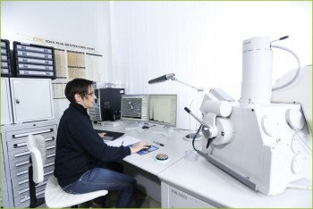 CRB GmbH | Dr. Elke Benner at scanning electron microscope