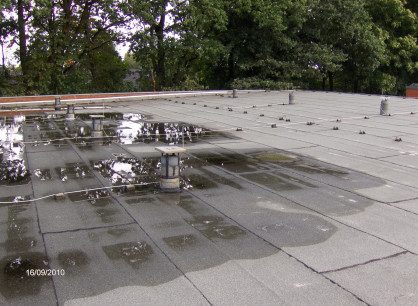 Typische Abdeckung aus Dach-, Teerpappe, Bitumenbahn | © CRB